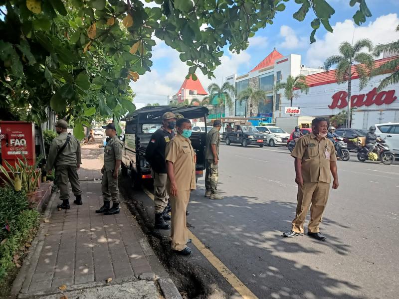 Satpol Pp Tertibkan Banner Dan Spanduk Kadaluarsa Bali Tribune 7088